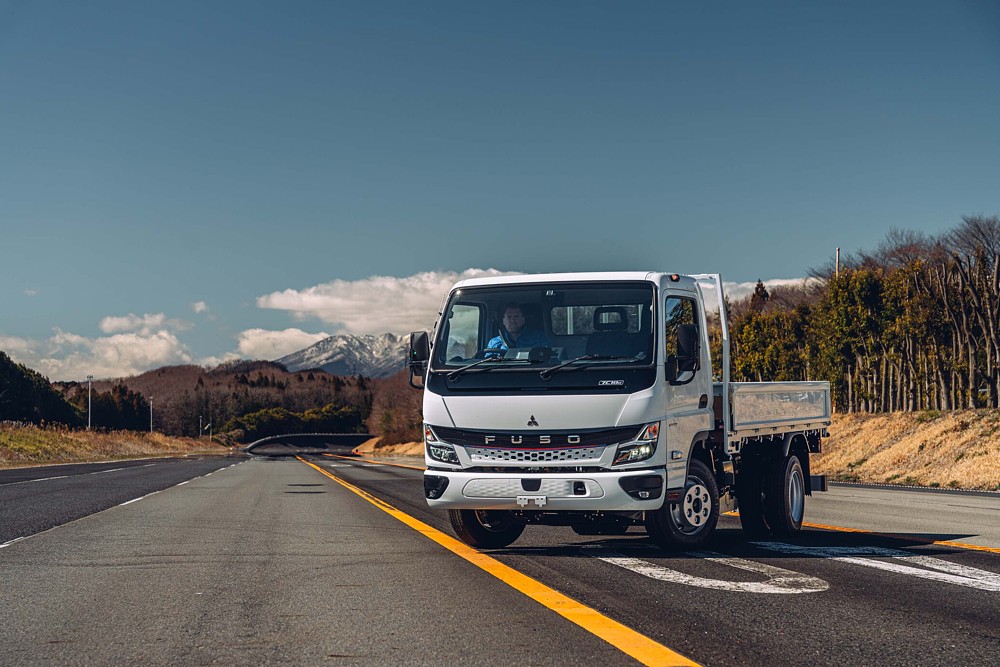 Značka FUSO koncernu Daimler Truck uvádí na trh nový Canter a eCanter s vylepšenou bezpečností, pohodlím a variabilitou