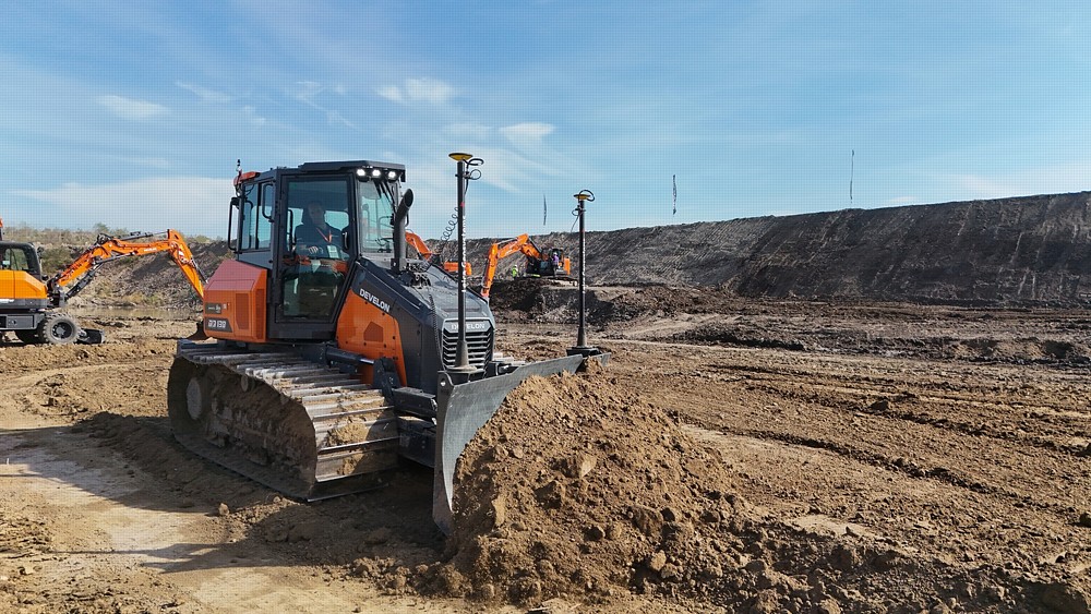 Develon a Leica Geosystems rozšiřují možnostsystému 3D Machine Control pro dozer DD130-7