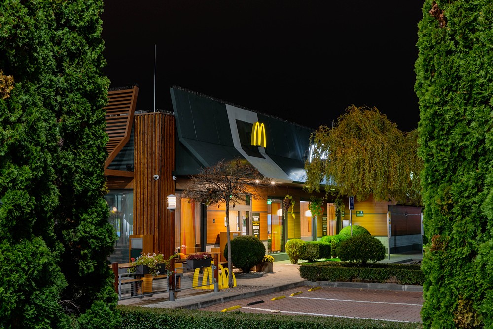 McDonald‘s sází na automatizaci. Tím snižuje náklady za energie i uhlíkovou stopu